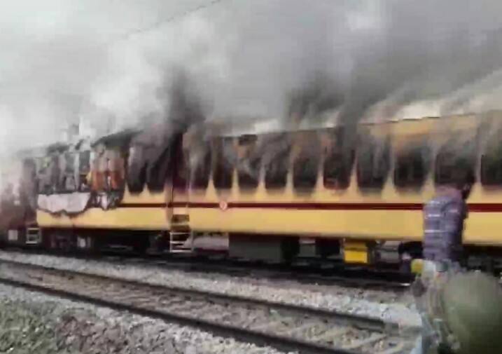 RRB-NTPC Result: तीसरे दिन भी छात्रों का बवाल, गया रेलवे स्टेशन के आउटर सिग्नल पर खड़ी ट्रेन के कोच में लगाई आग
