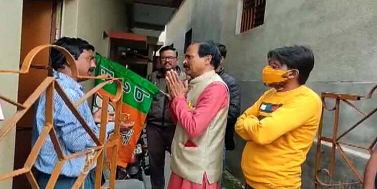 Municipal Election 2022 : Bankura BJP MLA Niladrisekhar Dana begins campaign for his party from ward no 16 Bankura : মুখ্যমন্ত্রীর কথা বলে চপ ভেজেছিলেন, বিতর্কের মধ্যেই দলের হয়ে পুরপ্রচারে বাঁকুড়ার বিজেপি বিধায়ক