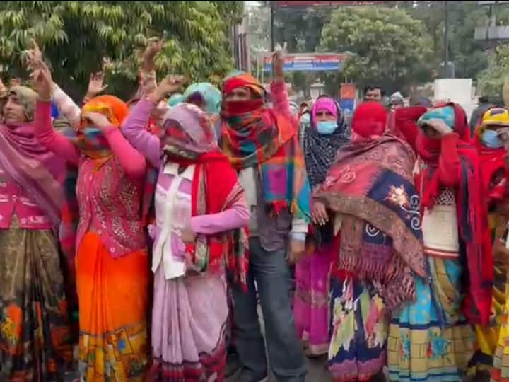 Uttar Pradesh Bulandshahr SSP Office Family and Villagers Protest Rape of Girl ANN Bulandshahr News: दुष्कर्म के बाद हत्या करने के मामले में एसएसपी कार्यालय का हुआ घेराव, गुस्साए ग्रामीणों का ये है आरोप