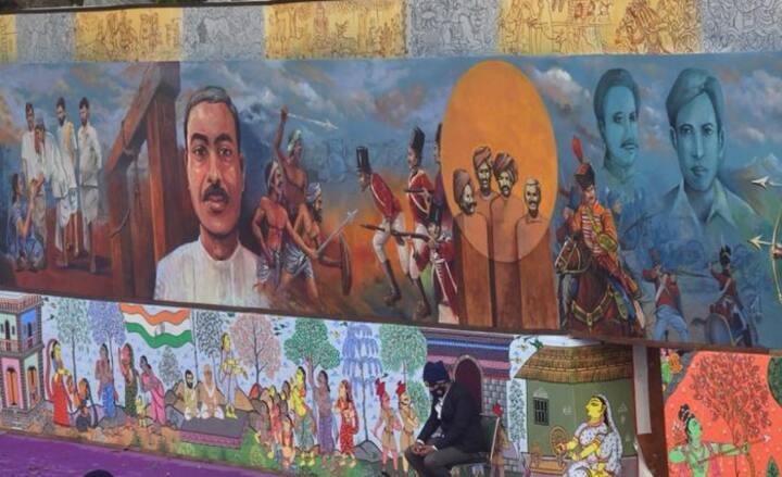 விழாவில் பிரதமர் மோடி, மத்திய அமைச்சர்கள் மற்றும் முப்படைகள் தளபதிகள் உள்ளிட்டோர் பங்கேற்றுள்ளனர்.