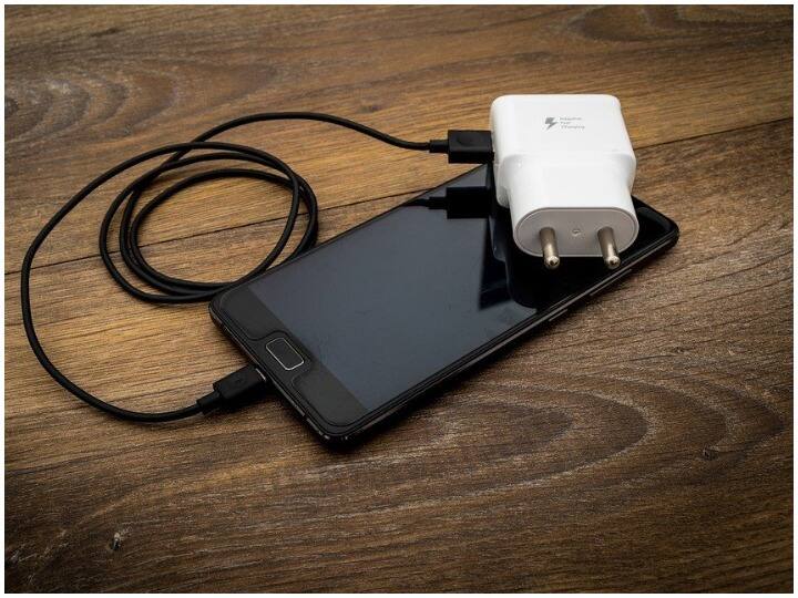if you Charge your smartphone with any charger, keep these things in mind Smartphone Charger: किसी भी चार्जर से चार्ज कर लेते हैं अपना स्मार्टफोन, तो इन बातों का जरूर रखिए ध्यान