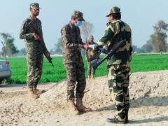 Republic Day 2022: BSF के जवानों ने पश्चिमी राजस्थान की सरहदीय सीमा पर पाकिस्तानी सैनिकों को दी मिठाई