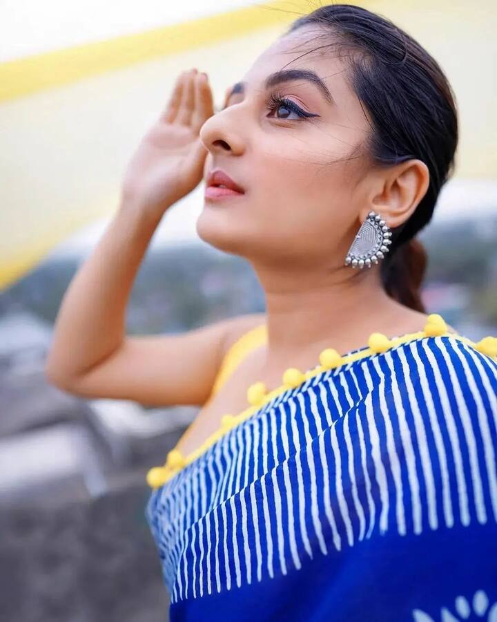 பள்ளிக்கூட வாசம் மீண்டும் தள்ளிப்போன நேசம் மீண்டும் தூரத்தில் உன் வாசனை எனைத் தாக்குதடி