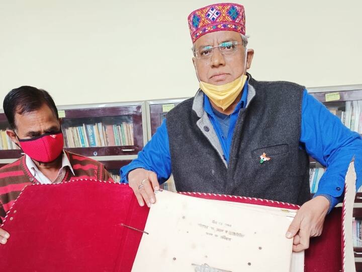 udaipur man converts whole constitution of india into ghazals on this republic day ANN राजस्थान के शिल्पकार ने पूरे संविधान को 615 शायरियों के रूप में बदला, चांदी से लिखा है इसका शीर्षक, जानें और खासियत