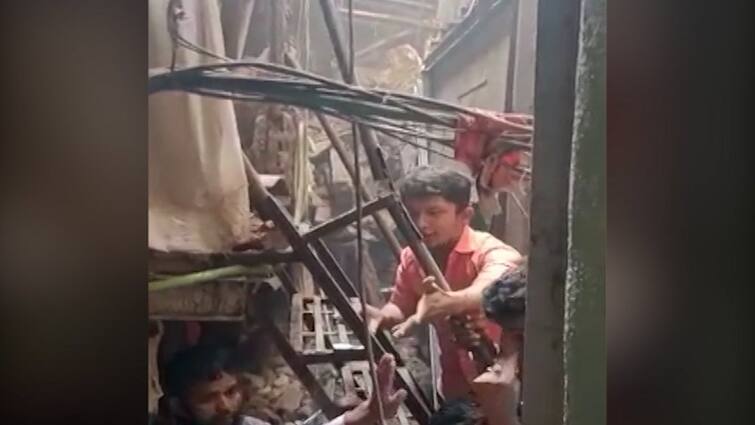 Bandra East 5 storey building collapsed in Behram Nagar 6 person rescued Mumbai : वांद्र्यात पाच मजली बिल्डिंग कोसळली, सहा लोकांची सुटका करण्यात यश