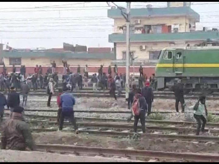 RRB-NTPC Exam Result Case: बिहार में विभिन्न स्थानों पर विरोध-प्रदर्शन, ट्रेन सेवा प्रभावित