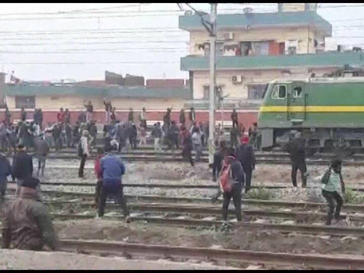 RRB-NTPC Exam Result Case Protests at various places in Bihar train services affected RRB-NTPC Exam Result Case: बिहार में विभिन्न स्थानों पर विरोध-प्रदर्शन, ट्रेन सेवा प्रभावित