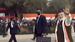 Republic Day 2022: परेड संपन्न होने पर वापसी के दौरान राजपथ पर PM Modi ने ऐसे किया लोगों का अभिवादन