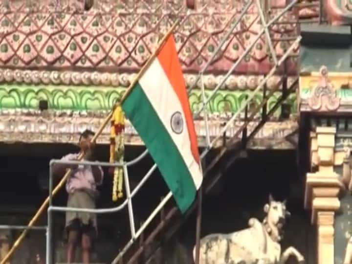 National flag hoisted on the tower of Chidambaram Natarajar Temple தீட்சிதர்கள் சார்பில் சிதம்பரம் நடராஜர் கோயில் கோபுரத்தில் ஏற்றப்பட்ட தேசிய கொடி