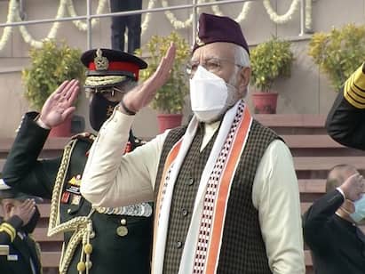 Republic Day 2022: PM Modi wears Uttarakhands Brahmakamal cap, Manipuri stole Republic Day 2022: வழக்கமாக அணியும் தலைப்பாகைக்கு ’நோ’... கவனம் பெற்ற பிரதமர் அணிந்திருந்த தொப்பி, துண்டில் என்ன ஸ்பெஷல்?