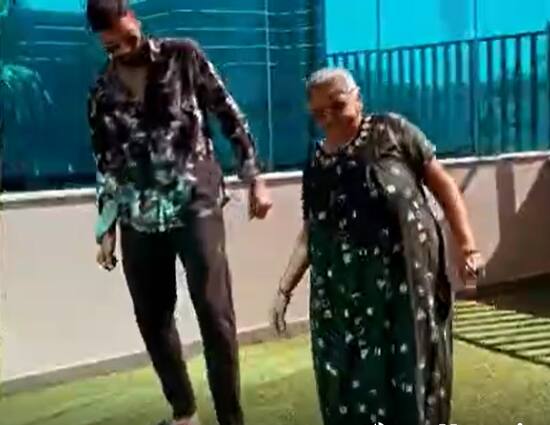 Hardhik pandya పాండ్య తన నానమ్మతో కలిసి శ్రీవల్లి పాటకు స్టెప్, వీడియో వైరల్