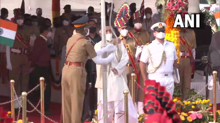 महाराष्ट्र के राज्यपाल भगत सिंह कोश्यारी ने मुंबई के शिवाजी पार्क में राष्ट्रीय ध्वज फहराया. इस दौरान सीएम उद्धव ठाकरे भी मौजूद रहें.