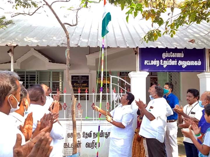 வெள்ளத்தில் சிறுவர்களை காப்பாற்றிய 2 முதியவர்களுக்கு வீரதீர செயல்களுக்கான விருது