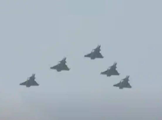 ਜਦੋਂ ਹਵਾਈ ਸੈਨਾ ਦੇ ਲੜਾਕੂ ਜਹਾਜ਼ਾਂ ਨੇ ਉਡਾਣ ਭਰੀ ਤਾਂ ਪੂਰਾ ਅਸਮਾਨ ਗੂੰਜਣ ਲੱਗਾ। ਏਅਰਫੋਰਸ ਦੀ ਦਹਾੜ ਦੇਖ ਕੇ ਲੋਕਾਂ ਦੇ ਹੋਸ਼ ਉੱਡ ਗਏ।