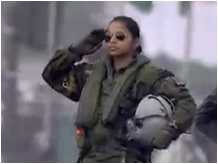 Shivangi Singh India first woman Rafale aircraft pilot became a part of Air Force tableau at Republic Day parade Republic day परेड में Air Force की झांकी का हिस्सा बनीं भारत की पहली महिला Rafale विमान पायलट, जानें उनके बारे में