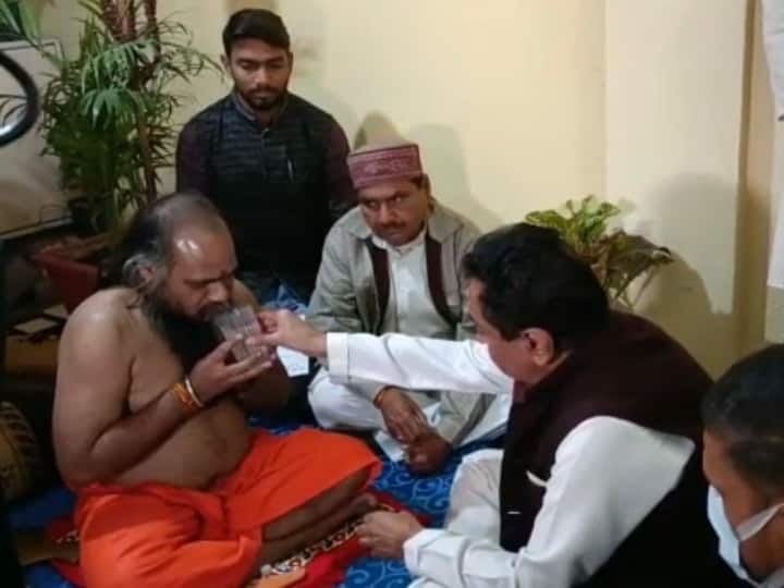 mirchi baba broke the fast by drinking gangajal and cow urine meets former MP CM kamalnath ann Madhya Pradesh: पूर्व सीएम Kamalnath ने गोमूत्र और गंगाजल पिलाकर तुड़वाया Mirchi Baba का अनशन