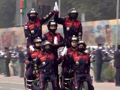 Republic Day 2022: राजपथ पर बाइकसवार जांबाजों ने दिखाए हैरतअंगेज करतब, देखकर दबा लेंगे दांतों तले उंगलियां