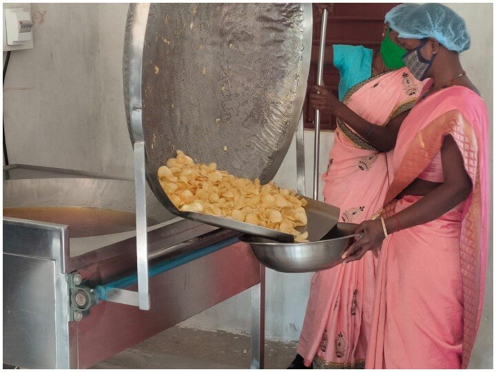 Ambikapur: मुर्गी पालन और अंडा उत्पादन के बाद अब महिलाएं बना रहीं चिप्स, आर्थिक उन्नति में प्रशासन कर रहा सहयोग