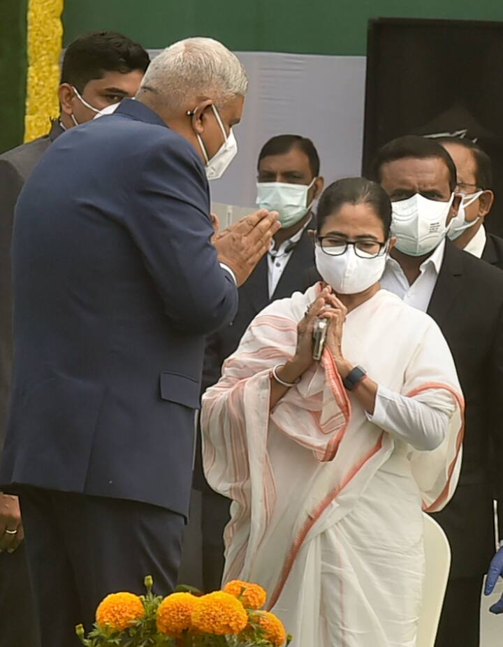 রাজ্যপাল তাঁর কাছে না আসা পর্যন্ত চেয়ার ছেড়ে ওঠেননি মুখ্যমন্ত্রী। বিদায় পর্বেও দেখা গেল একই ছবি।