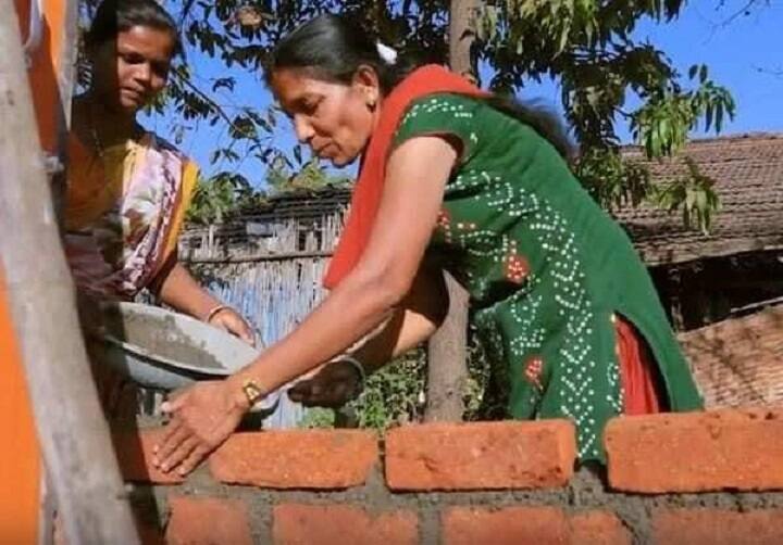 Republic Day 2022: Padmashree Ramilaben Gamit make toilets in her village Republic Day 2022:  પદ્મશ્રી મેળવનારાં રમીલાબેને પોતાના ગામને એક જ વર્ષમાં ખુલ્લામાં શૌચ મુક્ત બનાવ્યું છે......