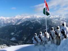 Republic Day 2022: जम्मू-कश्मीर के पुंछ और बारामूला में सेना के जवानों ने बर्फ पर खड़े होकर फहराया तिरंगा झंडा