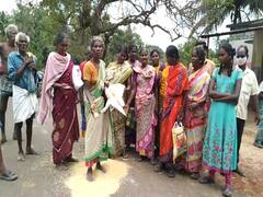 தரமற்ற அரிசி வழங்கியதாக கூறி ரேஷன் அரிசியை சாலையில் கொட்டி பொதுமக்கள் போராட்டம்