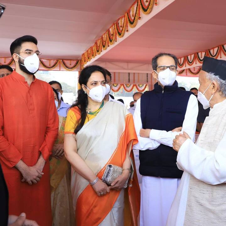 भारतीय प्रजासत्ताक दिनानिमित्त शिवाजी पार्क, दादर येथे आयोजित मुख्य शासकीय कार्य्रक्रमात मुख्यमंत्री उद्धव ठाकरे यांनी हजेरी लावली.
