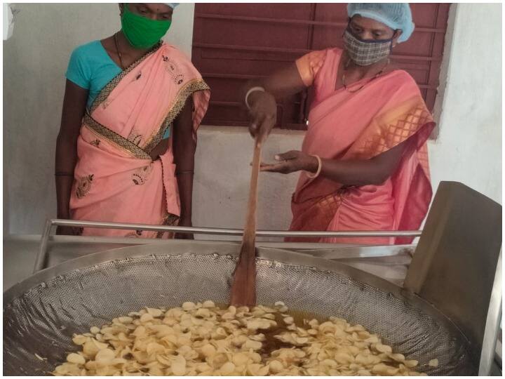 Ambikapur News Women empowerment through business ideas by women self help gruop ANN Ambikapur: मुर्गी पालन और अंडा उत्पादन के बाद अब महिलाएं बना रहीं चिप्स, आर्थिक उन्नति में प्रशासन कर रहा सहयोग
