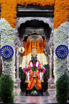 PHOTO : प्रजासत्ताक दिनी विठुरायाच्या राऊळीला तिरंगी साज