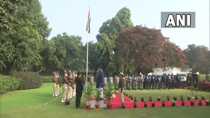 केंद्रीय मंत्री नितिन गडकरी ने RepublicDay पर अपने आवास पर राष्ट्रीय ध्वज फहराया.