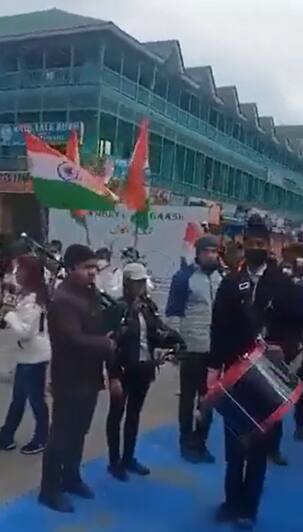 दहशतवाद्यांच्या धमक्यांमुळे आतापर्यंत श्रीनगर येथील लाला चौकातील घंटा घरावर कधीच तिरंगा फडकावला नाही. त्यामुळे आजचा दिवस हा ऐतिहासिक मानावा लागणार आहे.