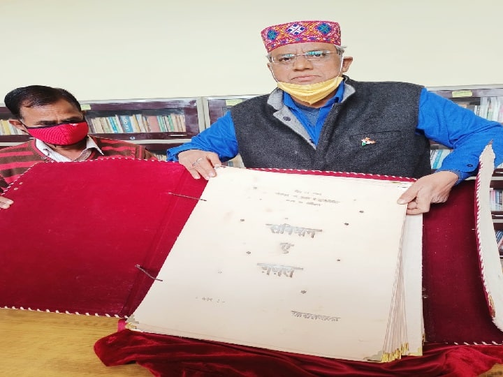 Rajasthan Udaipur Iqbal Sakka write indian Constitution in Poetry ann  उदयपुर के रहने वाले इकबाल सक्का का अनूठा कारनामा, शायरी में लिख दिया संविधान...आगे खुद पढ़ें  