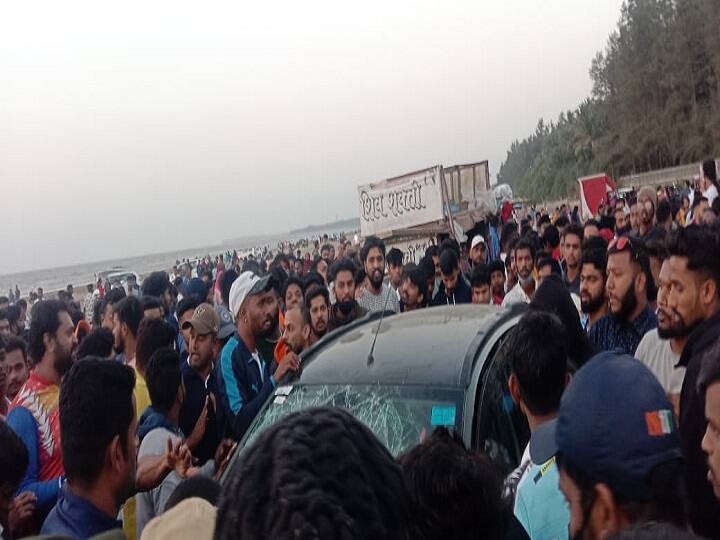 Palghar : चिंचणी बीचवर भरधाव कारची पर्यटकांना धडक, तर एका महिलेचा मृत्यू तर नऊ जखमी Palghar One killed, nine injured in car crash on Chinchani Beach Palghar : चिंचणी बीचवर भरधाव कारची पर्यटकांना धडक, तर एका महिलेचा मृत्यू तर नऊ जखमी