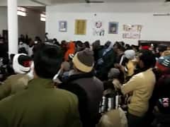 UP Election 2022: दिवंगत मंत्री के बेटे को टिकट न मिलने पर सपाइयों का पार्टी के खिलाफ प्रदर्शन, 250 पर केस दर्ज