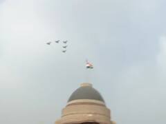 Republic Day: राजपथ पर वायुसेना के विमानों की गर्जना, राफेल-सुखोई-जगुआर समेत इन फाइटर जेट्स ने दिखाई धमक, Photos