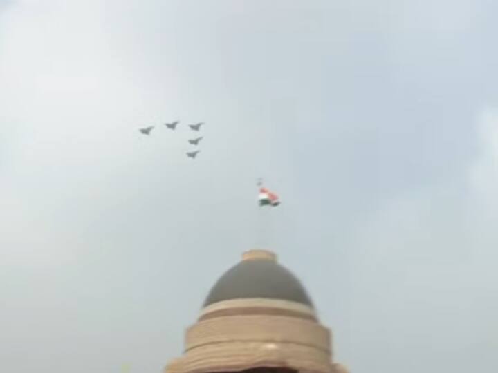 73वें गणतंत्र दिवस के मौके पर दिल्ली के राजपथ पर भारतीय वायुसेना ने अपनी ताकत का प्रदर्शन किया. वायुसेना के लड़ाकू विमानों ने दिल्ली के आसमान में अपने एक से बढ़कर करतब दिखाकर हर किसी को हैरान कर दिया.