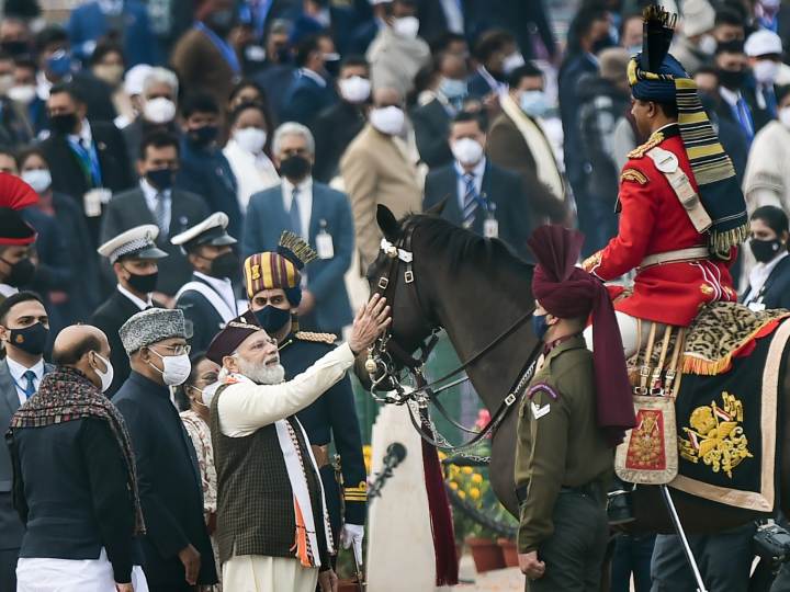 Photos: घोड़ा ‘विराट’ हुआ रिटायर, राष्ट्रपति कोविंद और पीएम मोदी ने प्यार से थपथपाकर दी विदाई