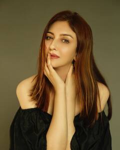 Saumya Tandon Photos: ब्लैक शॉर्ट्स, खुले बाल और चेहरे पर कातिलाना मुस्कान लिए सौम्या टंडन की ये दिलकश अदाएं कहीं चुरा न लें आपकी भी रातों की नींद