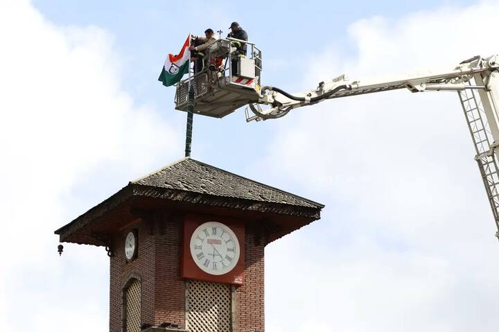 देशाला स्वातंत्र्य मिळाल्यानंतर 75 वर्षानंतर पहिल्यांदाच श्रीनगर येथील लाल चौकातील घंटा घरावर तिरंगा फडकावला आहे. photo credit - Twitter Basit Zargar)
