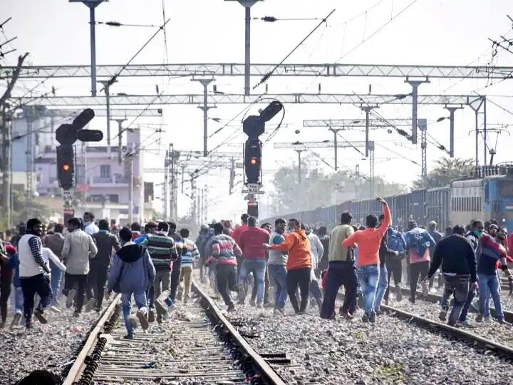patna students stage massive protest against exam results railway suspends recruitment exams RRB-NTPC Result: রেলে চাকরিপ্রার্থীদের বিক্ষোভ ঘিরে উত্তাল বিহারের একাধিক জায়গা, গয়া স্টেশনে ট্রেনে আগুন