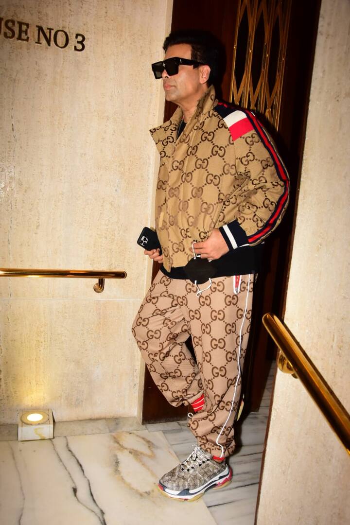 मलाइका अरोड़ा, करीना कपूर, अमृता अरोड़ा को आज मनीष मल्होत्रा के घर पर लंच के लिए स्पॉट किया गया.