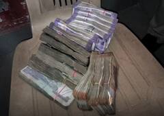 Bhadohi Police: भदोही पुलिस के हाथ लगी कामयाबी, दो कारों से इतने लाख रुपये कैश बरामद