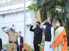 PHOTO : शस्त्रक्रियेनंतर पहिल्यांदाच मुख्यमंत्र्यांची सार्वजनिक कार्यक्रमात हजेरी; वर्षा निवासस्थानी ध्वजारोहण