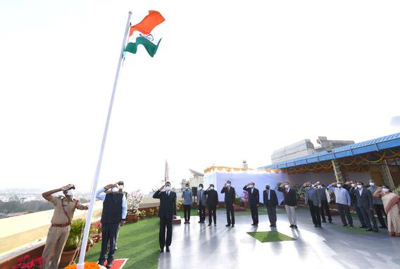 Republic Day 2022 PIC: వినీల ఆకాశంలో జాతీయ జెండా.. రాజ్యాంగ స్ఫూర్తి ఉంది గుండెల నిండా..