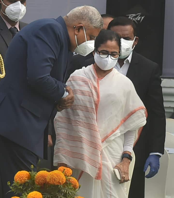 মুখ্যমন্ত্রীর সঙ্গে রাজ্যপালের সৌজন্য বিনিময় হয়। কিন্তু আগাগোড়া মুখ্যমন্ত্রী বজায় রাখলেন কাঠিন্য।