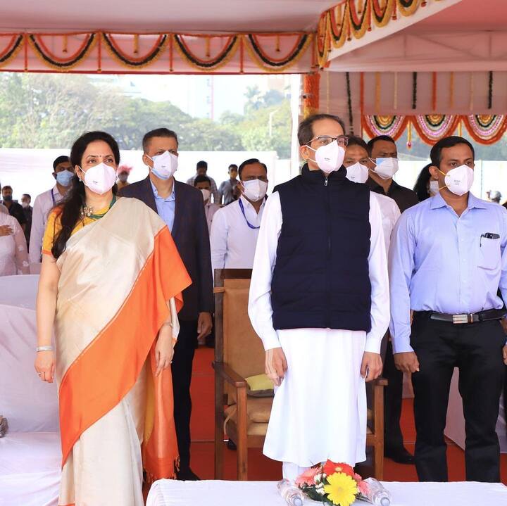 यावेळी त्यांच्या पत्नी रश्मी ठाकरे त्यांच्यासोबत उपस्थित होत्या.