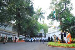 PHOTO : शस्त्रक्रियेनंतर पहिल्यांदाच मुख्यमंत्र्यांची सार्वजनिक कार्यक्रमात हजेरी; वर्षा निवासस्थानी ध्वजारोहण