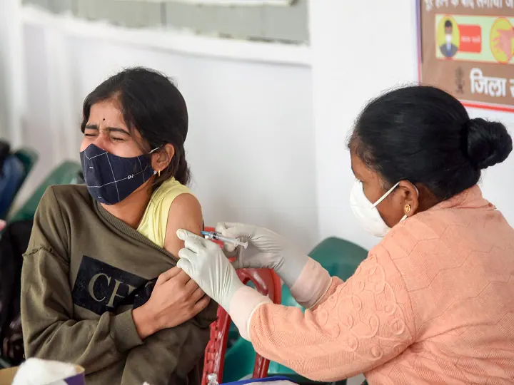 MP Corona Vaccination: प्रदेश में सबसे पहले इस जिले ने पूरा किया किशोरों के वैक्सीनेशन का लक्ष्य, पढ़ें पूरी खबर