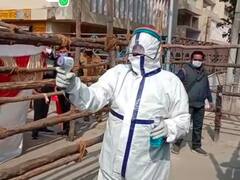 UP Election 2022: 19 बार चुनाव हार चुका ये प्रत्याशी पीपीई किट पहनकर पहुंचा नामांकन कराने, देखते ही रह गए लोग