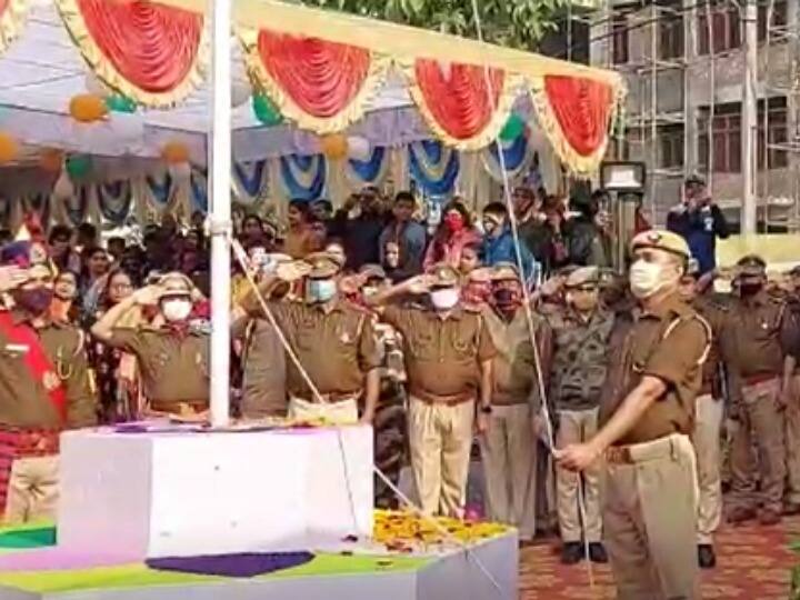 Republic Day celebrated in Sultanpur Uttar Pradesh DM appeals to people to vote more ANN Republic Day: उत्तर प्रदेश के सुल्तानपुर में ऐसे मना गणतंत्र दिवस, DM ने लोगों से की ये अपील